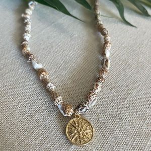 Beachy choker shell necklace